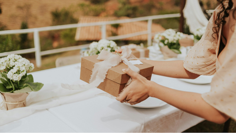 Täydellinen lahja kesän juhliin – inspiraatiota unohtumattomiin hetkiin