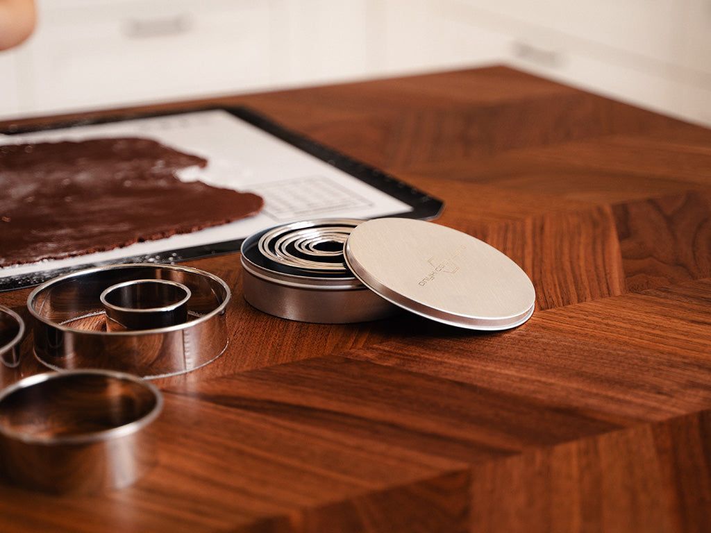 RUOSTUMATTOMASTA TERÄKSESTÄ VALMISTETTU PIPARKAKKUMUOTTISARJA