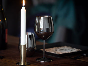 RUOSTUMATTOMASTA TERÄKSESTÄ VALMISTETTU VIINILASI