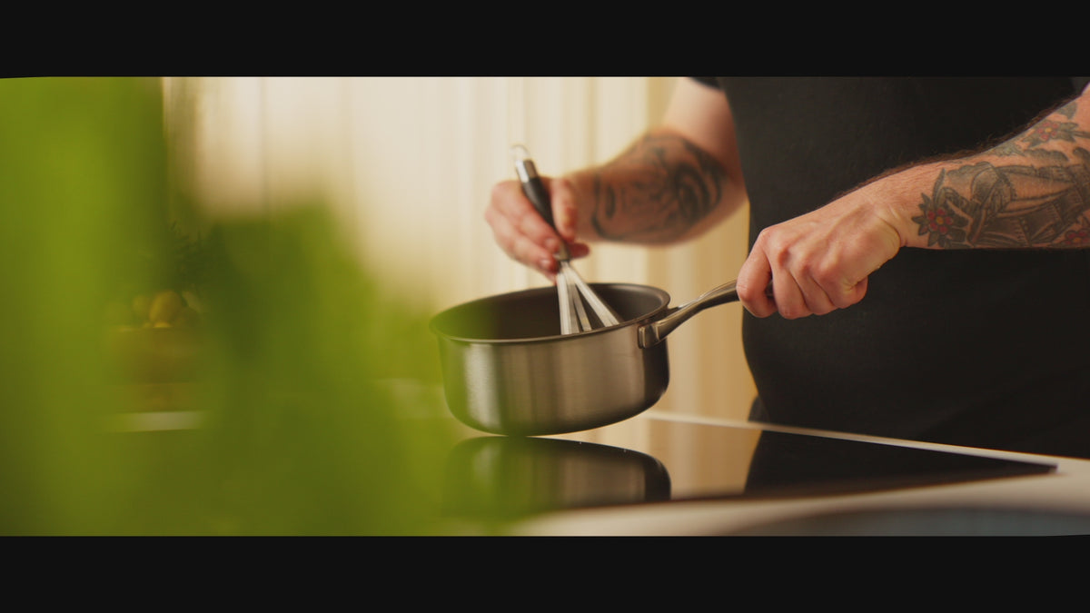 Lataa video: 
NON-STICK PANDEN GENTÆNKT – MED EN NATURLIG KEMIKALIEFRI BELÆGNING